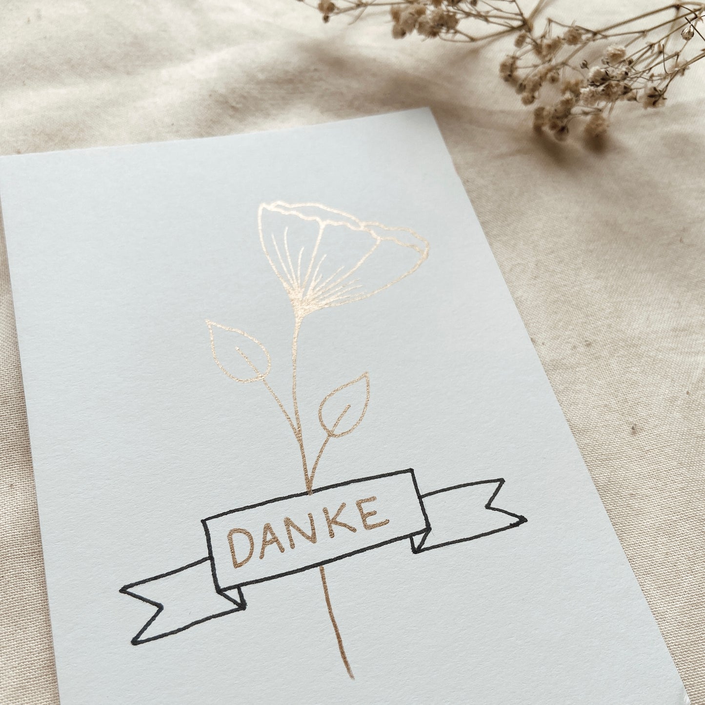 Glänzende Blume mit Banner - Karte