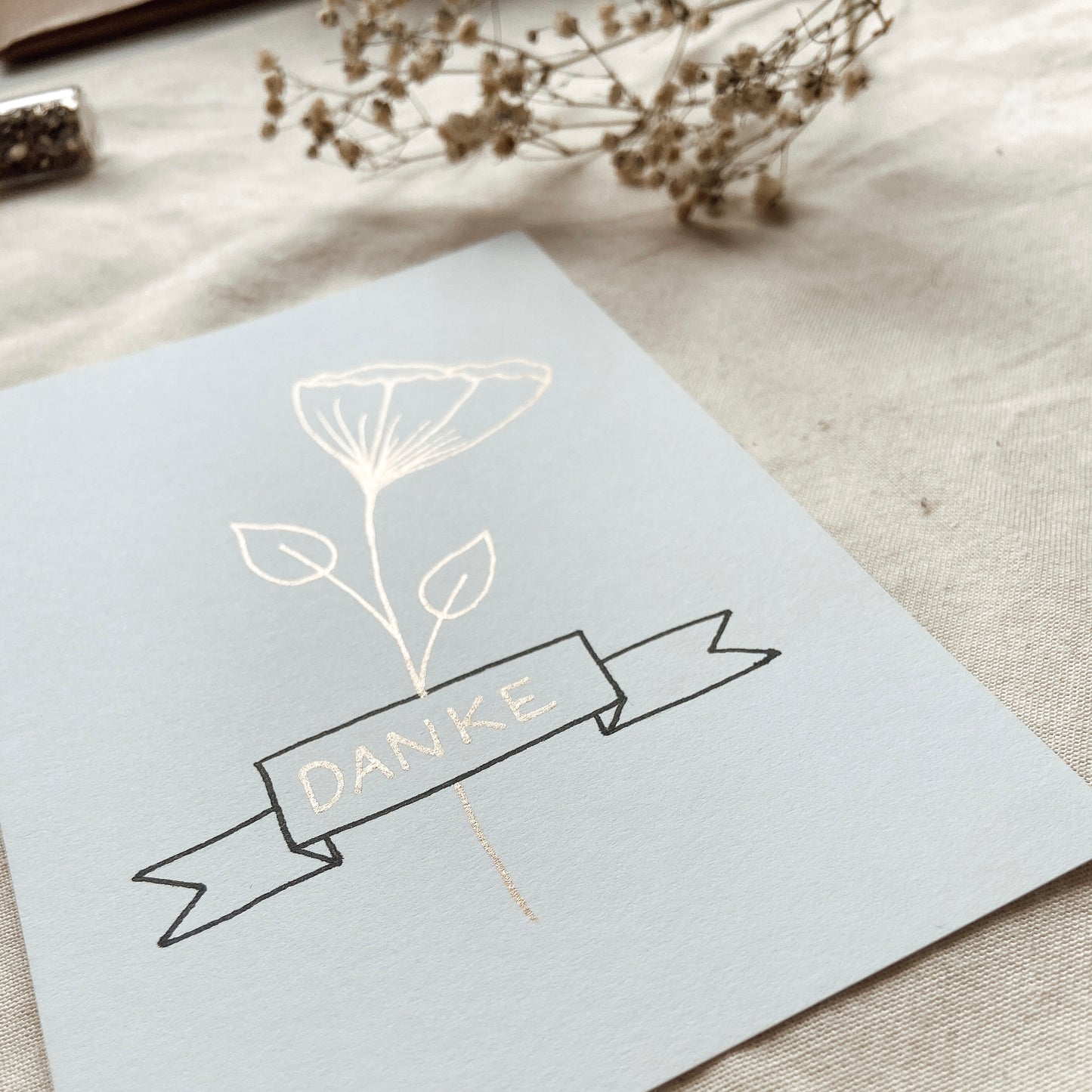 Glänzende Blume mit Banner - Karte